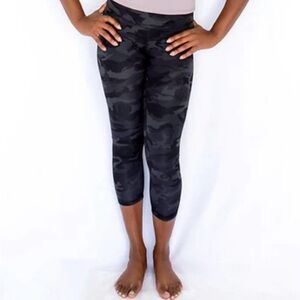 Lululemon barely there, soft support Black Camouflage Leggings (capri)